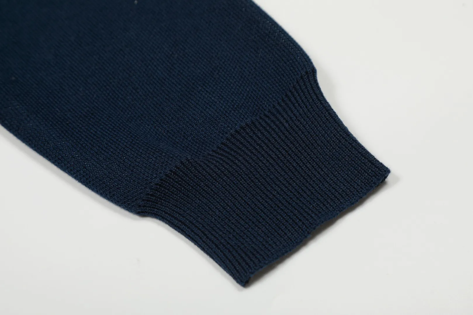 P250 Top quality" Style number: DS164# (not off the shelves all year round) [Ralph Lauren autumn and winter Malaysia embroidered logo knitted POLO lapel sweater] ✅Ralph Lauren Ralph Lauren classic basic lapel POLO same style knitted autumn and winter sweater for men and women ✅Main supplier platform live broadcast Wholesale entity Replenish when out of stock Not off the shelf ✅ZP quality 1:1 version Scan the code to enter the GF website Counter quality ✅Detailed quality is the only one in Guangzhou Imported quality cotton yarn, 750g weight, focusing on high-end, cost-effective, good quality, needless to say, ✅The version is restored to the original order, the maximum size can be worn up to 190 pounds, loose, comfortable and stress-free, ✅The upper body is simple and easy to match, a must-have for male gods. Good-looking clothes are never picky. A must-have in couples' wardrobes. Size: S-XL. Color: Milk white, gray, black and white, black and red, navy white label, navy red label